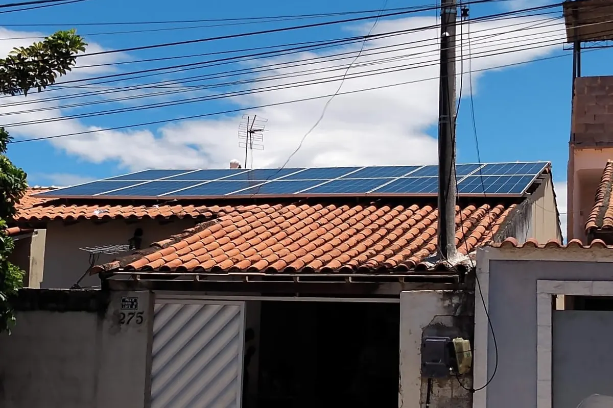 Casa residencial com módulos fotovoltaicos instalados sobre telha cerâmica