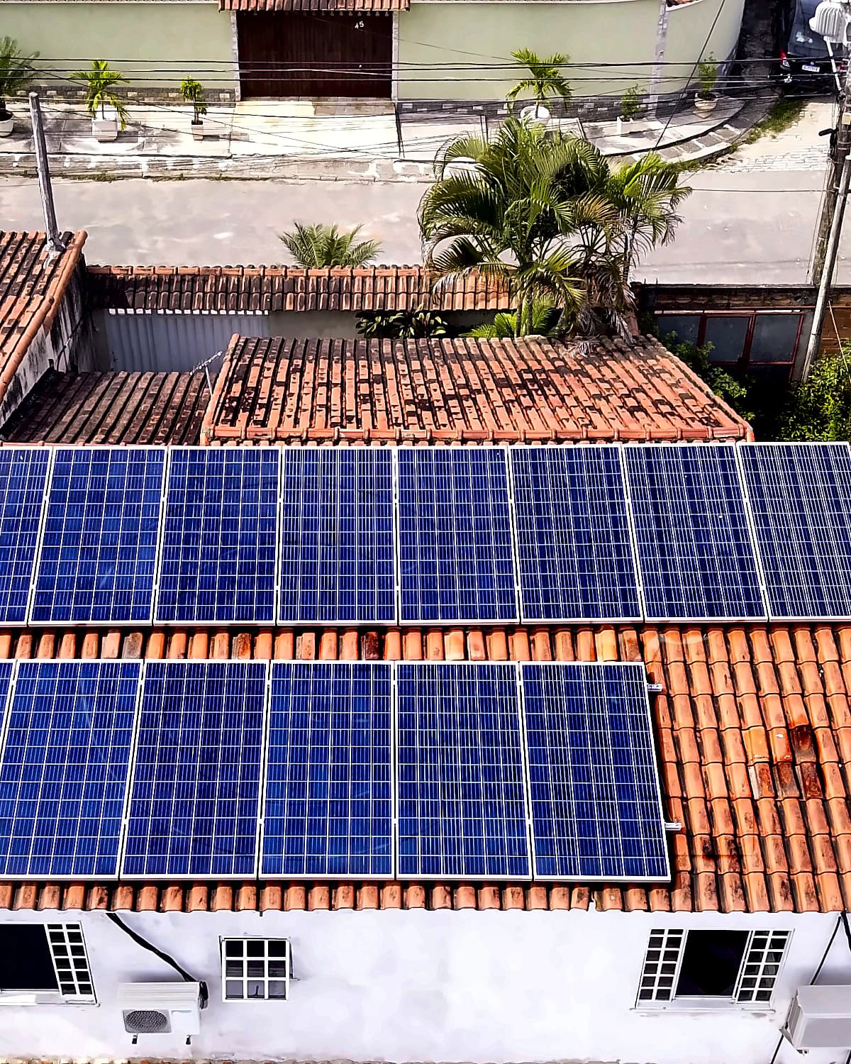 Vista aérea de residência com 14 módulos fotovoltaicos instalados em telhado colonial no Rio de Janeiro