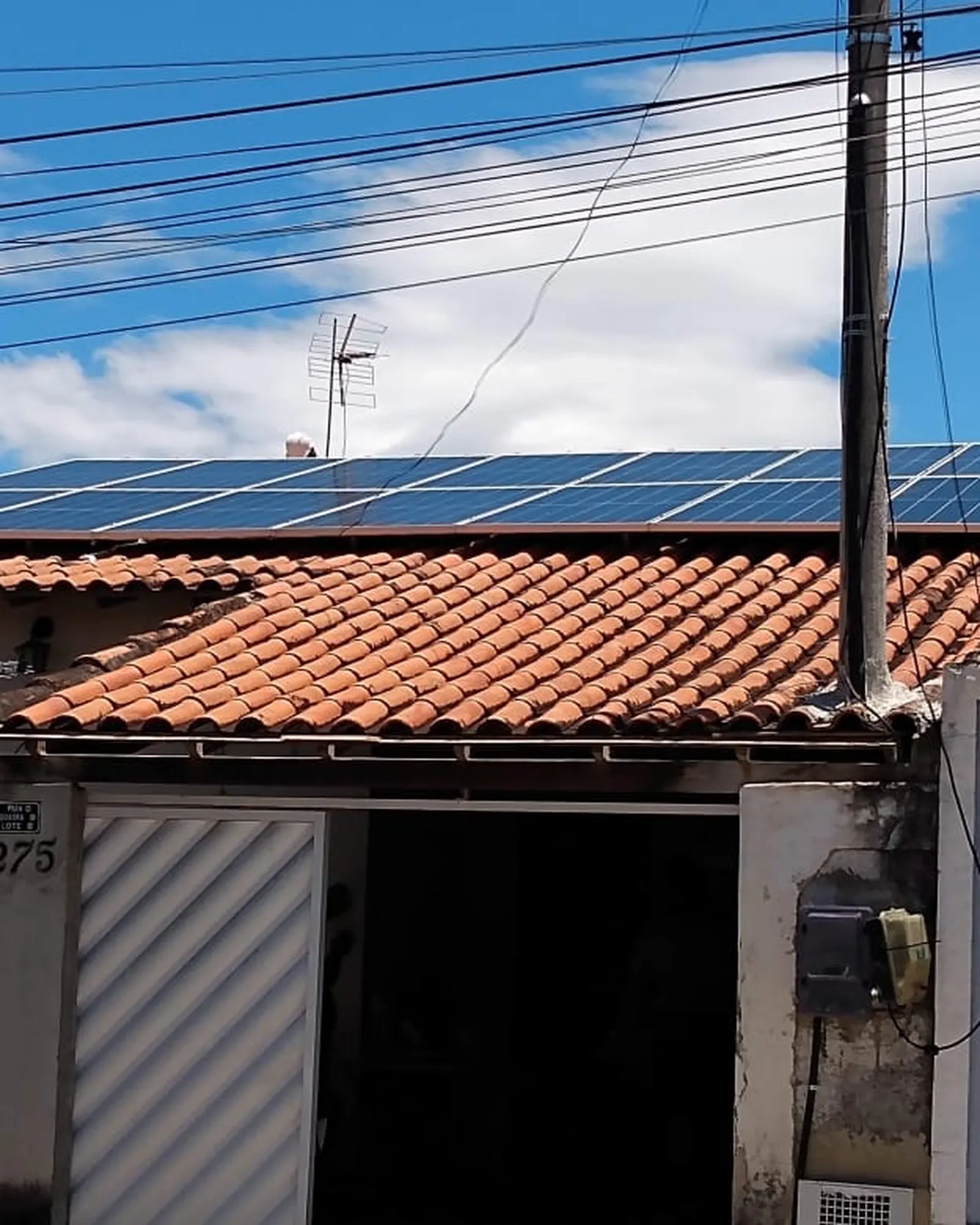 Sistema residencial instalado em telhado cerâmico