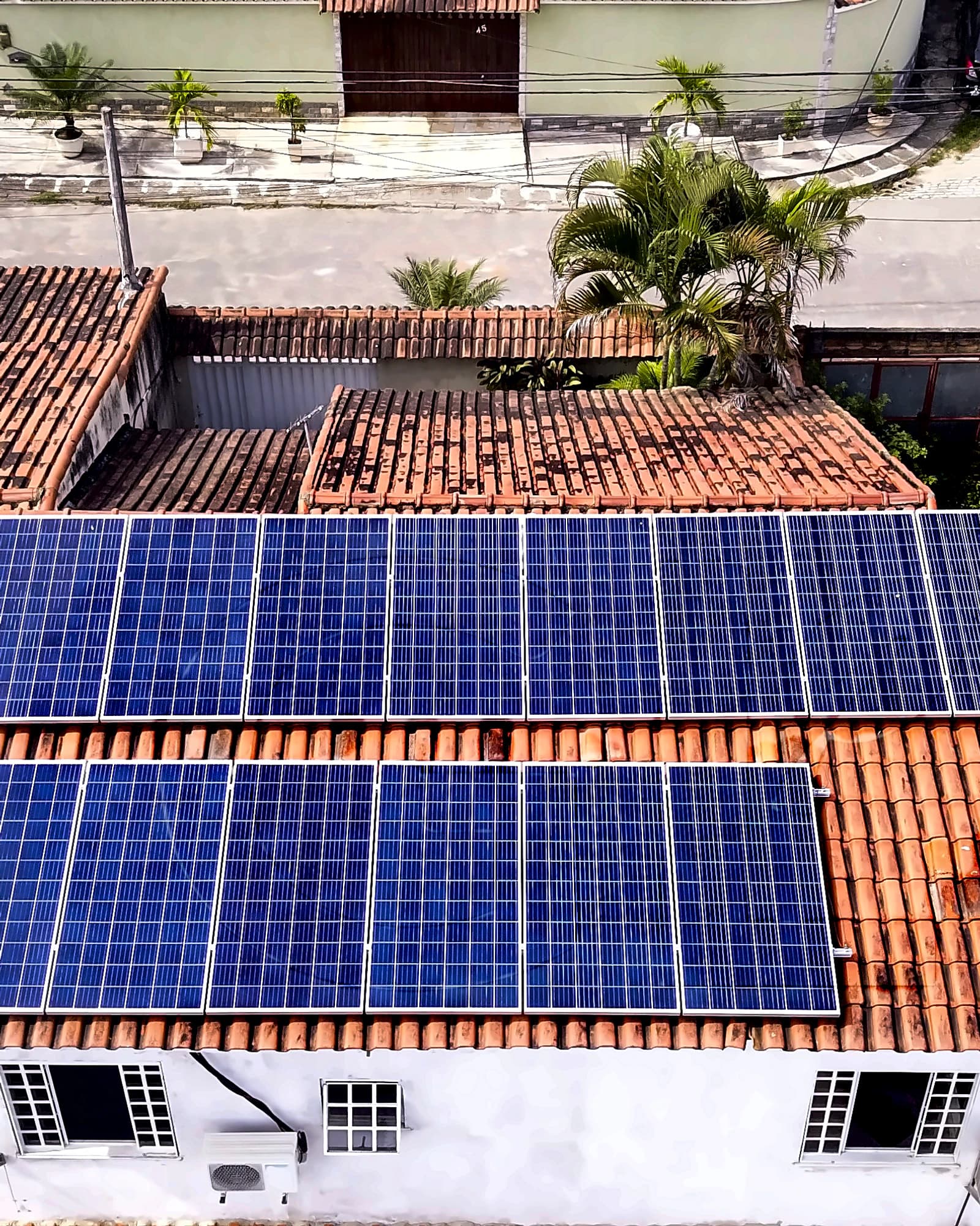 Duas fileiras de módulos em residência, registro aéreo