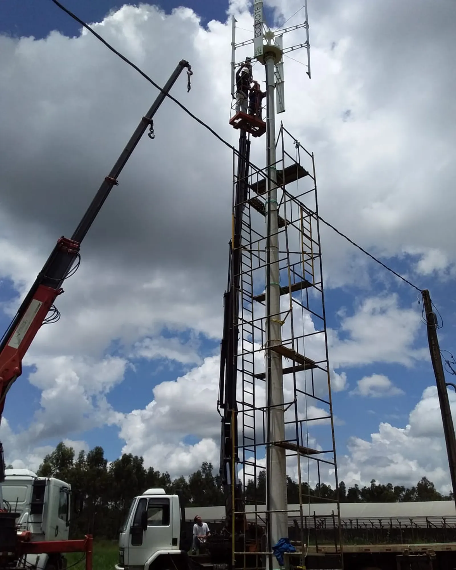 Içamento com guindaste durante a montagem de turbina eólica de eixo vertical