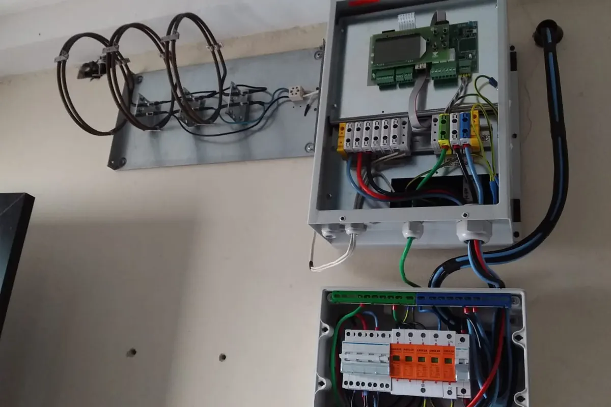 Quadro de proteção e inversor analisados durante a visita técnica