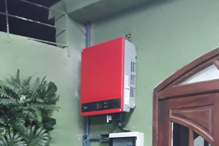 Inversor e quadro de proteção instalados em parede interna